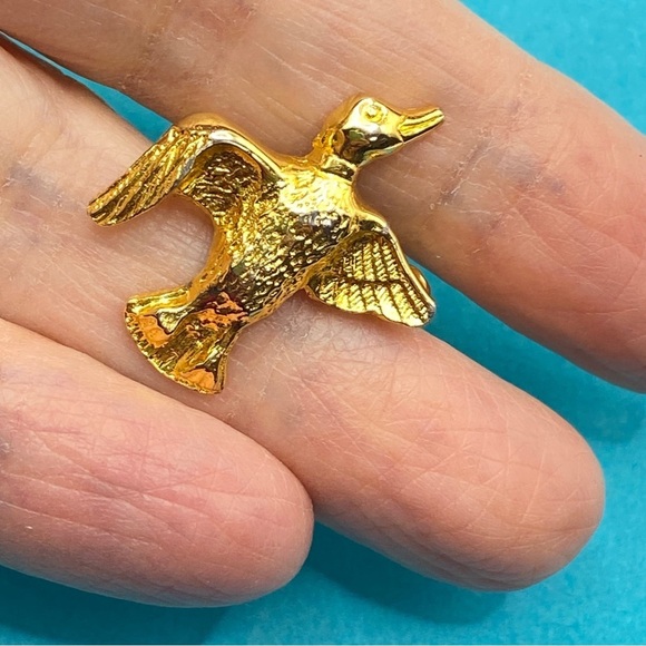 DOTTY SMITH Gold Tone Duck Pin Brooch - Picture 1 of 6